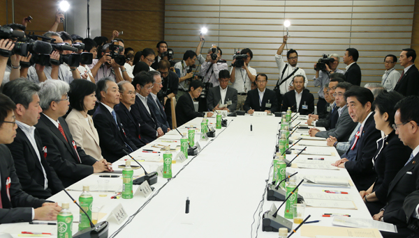 安倍总理在总理大臣官邸出席了第36次规制改革会议。