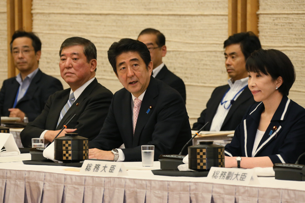 安倍总理在总理大臣官邸召开了“与都道府县议会议长的恳谈会”。