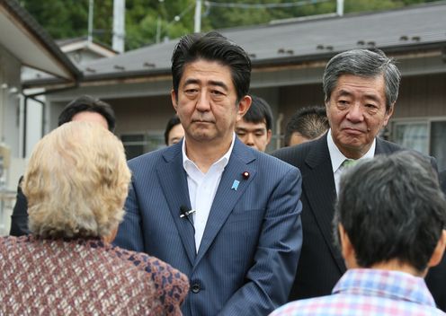 安倍总理为了把握东日本大地震灾害的复兴情况访问了福岛县。