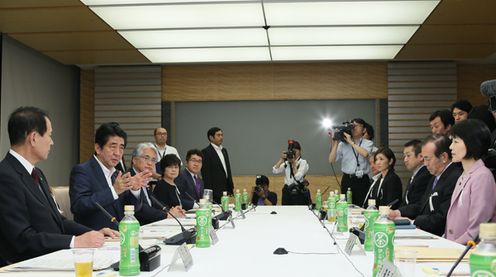 安倍总理在总理大臣官邸召开了第25次教育再生实行会议。