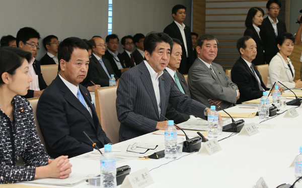 安倍总理在总理大臣官邸召开了第19次产业竞争力会议。
