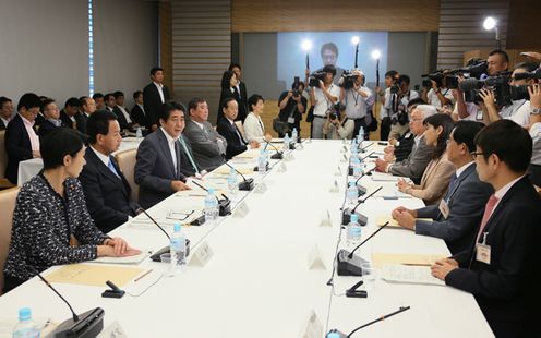 安倍总理在总理大臣官邸召开了第19次产业竞争力会议。