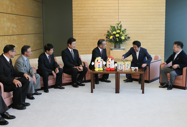安倍总理在总理大臣官邸接受了千叶县八街市市长以及花生行业人士的拜会。