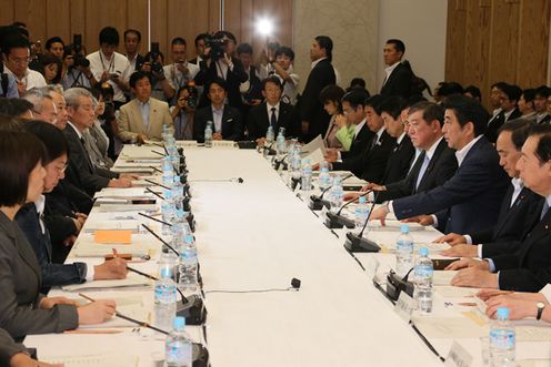 安倍总理在总理大臣官邸召开了第1次城镇・居民・工作创生会议。