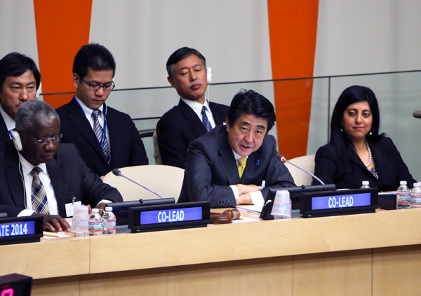 为出席第69届联合国大会,正在访问美利坚合众国纽约的安倍总理上午出席了对日投资研讨会。