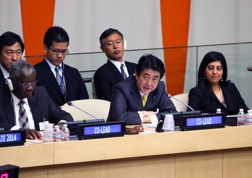 为出席第69届联合国大会,正在访问美利坚合众国纽约的安倍总理上午出席了对日投资研讨会。