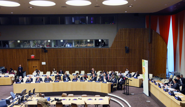 为出席第69届联合国大会,正在访问美利坚合众国纽约的安倍总理上午出席了对日投资研讨会。