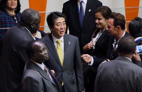 为出席第69届联合国大会,正在访问美利坚合众国纽约的安倍总理上午出席了对日投资研讨会。