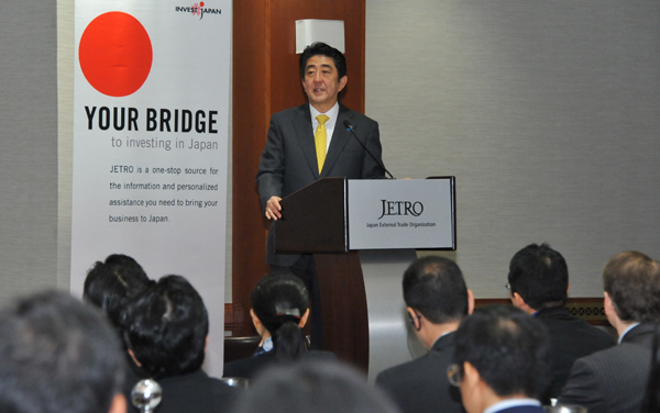 为出席第69届联合国大会,正在访问美利坚合众国纽约的安倍总理上午出席了对日投资研讨会。