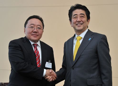 为出席第69届联合国大会,正在访问美利坚合众国纽约的安倍总理上午出席了对日投资研讨会。