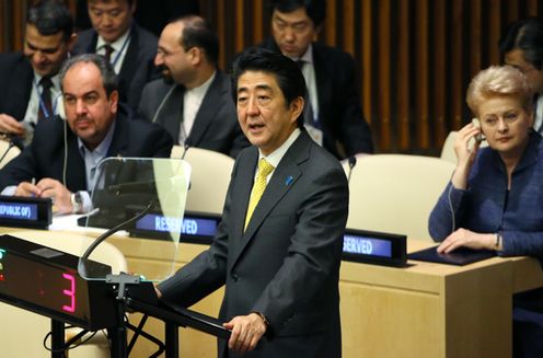 为出席第69届联合国大会,正在访问美利坚合众国纽约的安倍总理上午出席了对日投资研讨会。