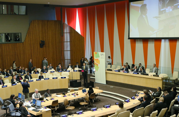 为出席第69届联合国大会,正在访问美利坚合众国纽约的安倍总理上午出席了对日投资研讨会。