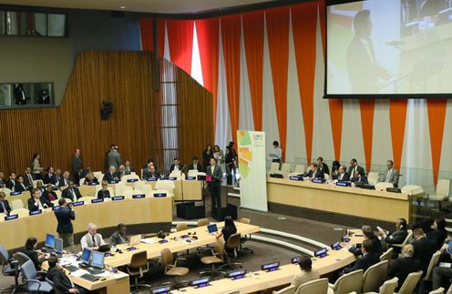 为出席第69届联合国大会,正在访问美利坚合众国纽约的安倍总理上午出席了对日投资研讨会。