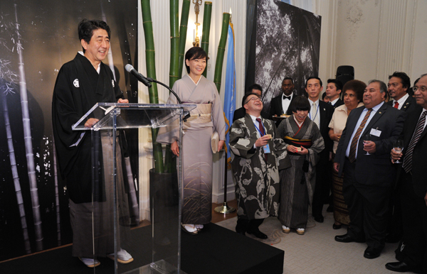 为出席第69届联合国大会,正在访问美利坚合众国纽约的安倍总理,上午在克林顿财团出席了女性相关活动后,与法兰西共和国总统弗朗索瓦・奥朗德举行了会谈。