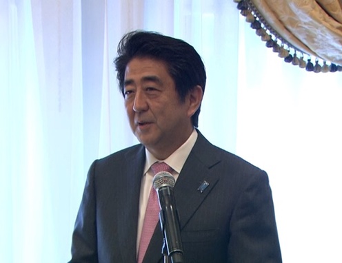 为出席第69届联合国大会,正在访问美利坚合众国纽约的安倍总理,上午在克林顿财团出席了女性相关活动后,与法兰西共和国总统弗朗索瓦・奥朗德举行了会谈。