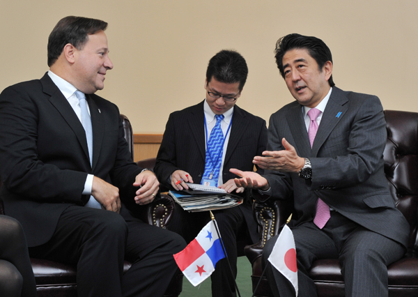 为出席第69届联合国大会,正在访问美利坚合众国纽约的安倍总理,上午在克林顿财团出席了女性相关活动后,与法兰西共和国总统弗朗索瓦・奥朗德举行了会谈。