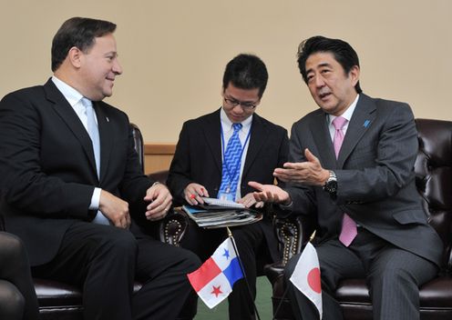 为出席第69届联合国大会,正在访问美利坚合众国纽约的安倍总理,上午在克林顿财团出席了女性相关活动后,与法兰西共和国总统弗朗索瓦・奥朗德举行了会谈。