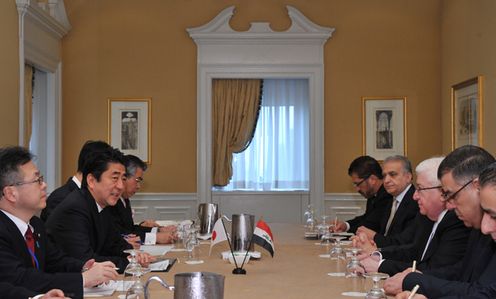 当地时间2014年9月25日,为出席第69届联合国大会,正在访问美利坚合众国纽约的安倍总理,上午在纽约市内的宾馆与伊拉克总统福阿德・马苏姆举行会谈后,出席了在联合国总部召开的太平洋岛屿国家首脑会议。还出席了有关埃博拉疫情的高层会议,并发表了演讲。