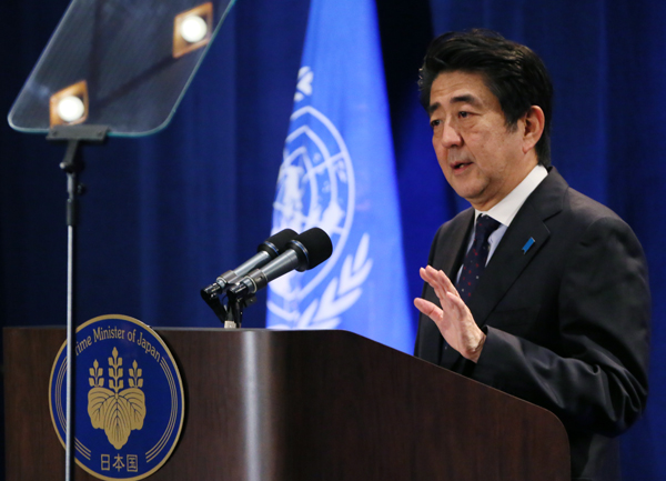 当地时间2014年9月25日,为出席第69届联合国大会,正在访问美利坚合众国纽约的安倍总理,上午在纽约市内的宾馆与伊拉克总统福阿德・马苏姆举行会谈后,出席了在联合国总部召开的太平洋岛屿国家首脑会议。还出席了有关埃博拉疫情的高层会议,并发表了演讲。