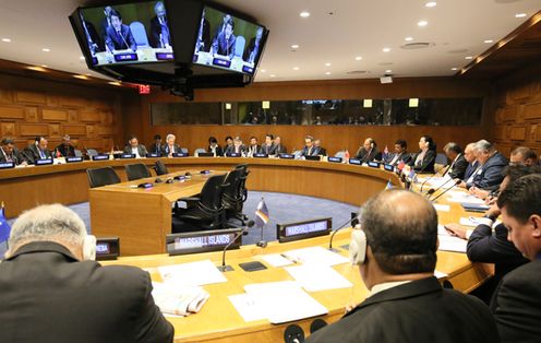 当地时间2014年9月25日,为出席第69届联合国大会,正在访问美利坚合众国纽约的安倍总理,上午在纽约市内的宾馆与伊拉克总统福阿德・马苏姆举行会谈后,出席了在联合国总部召开的太平洋岛屿国家首脑会议。还出席了有关埃博拉疫情的高层会议,并发表了演讲。