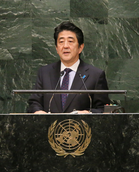 当地时间2014年9月25日,为出席第69届联合国大会,正在访问美利坚合众国纽约的安倍总理,上午在纽约市内的宾馆与伊拉克总统福阿德・马苏姆举行会谈后,出席了在联合国总部召开的太平洋岛屿国家首脑会议。还出席了有关埃博拉疫情的高层会议,并发表了演讲。