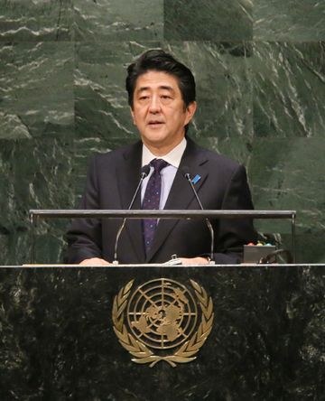 当地时间2014年9月25日,为出席第69届联合国大会,正在访问美利坚合众国纽约的安倍总理,上午在纽约市内的宾馆与伊拉克总统福阿德・马苏姆举行会谈后,出席了在联合国总部召开的太平洋岛屿国家首脑会议。还出席了有关埃博拉疫情的高层会议,并发表了演讲。