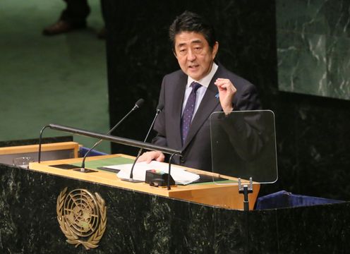 当地时间2014年9月25日,为出席第69届联合国大会,正在访问美利坚合众国纽约的安倍总理,上午在纽约市内的宾馆与伊拉克总统福阿德・马苏姆举行会谈后,出席了在联合国总部召开的太平洋岛屿国家首脑会议。还出席了有关埃博拉疫情的高层会议,并发表了演讲。