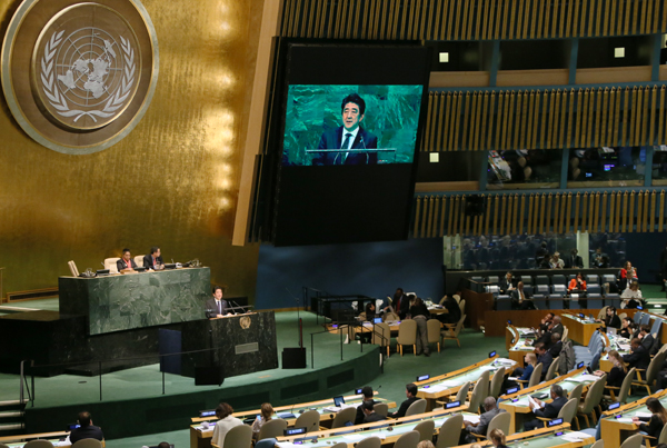 当地时间2014年9月25日，为出席第69届联合国大会，正在访问美利坚合众国纽约的安倍总理，上午在纽约市内的宾馆与伊拉克总统福阿德・马苏姆举行会谈后，出席了在联合国总部召开的太平洋岛屿国家首脑会议。还出席了有关埃博拉疫情的高层会议，并发表了演讲。