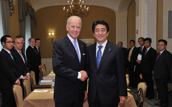 为出席第69届联合国大会,正在访问美利坚合众国纽约的安倍总理,上午在纽约市内的宾馆与美利坚共和国副总统约瑟夫•拜登举行会谈后,在联合国总部出席了有关PKO的高层会议。