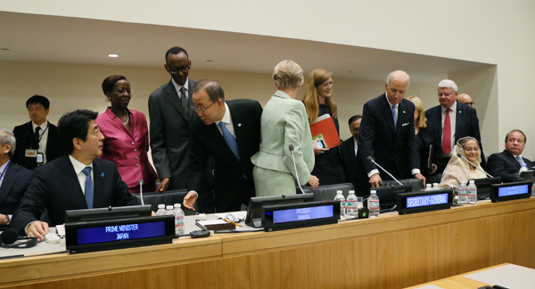 为出席第69届联合国大会,正在访问美利坚合众国纽约的安倍总理,上午在纽约市内的宾馆与美利坚共和国副总统约瑟夫•拜登举行会谈后,在联合国总部出席了有关PKO的高层会议。