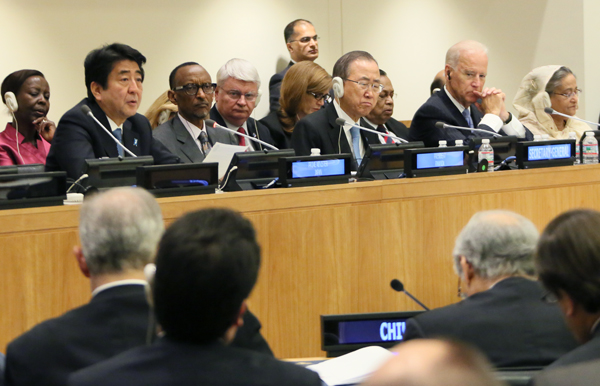 为出席第69届联合国大会,正在访问美利坚合众国纽约的安倍总理,上午在纽约市内的宾馆与美利坚共和国副总统约瑟夫•拜登举行会谈后,在联合国总部出席了有关PKO的高层会议。