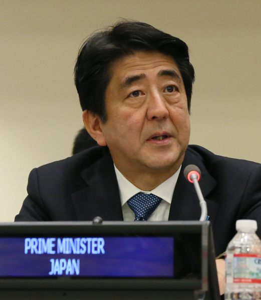 为出席第69届联合国大会,正在访问美利坚合众国纽约的安倍总理,上午在纽约市内的宾馆与美利坚共和国副总统约瑟夫•拜登举行会谈后,在联合国总部出席了有关PKO的高层会议。