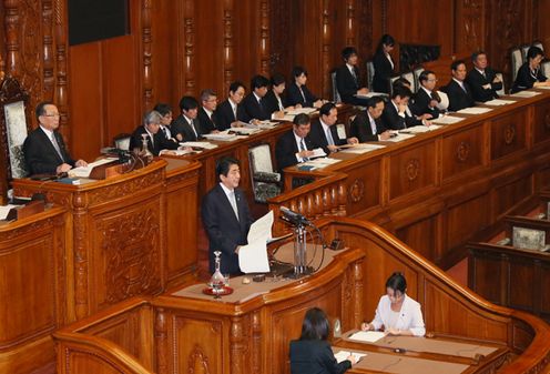 安倍总理在众议院及参议院全体会议上发表了所信表明演说。
