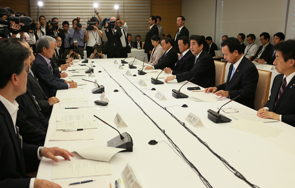 安倍总理在总理大臣官邸出席了2014年度第1次“为实现经济良性循环的‘政劳使’三方会议”。