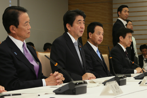 安倍总理在总理大臣官邸出席了2014年度第1次“为实现经济良性循环的‘政劳使’三方会议”。