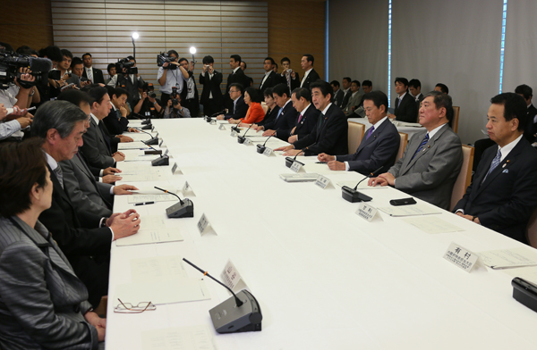 安倍总理在总理大臣官邸召开了关于2020年东京奥运会、残奥会的阁僚会议。