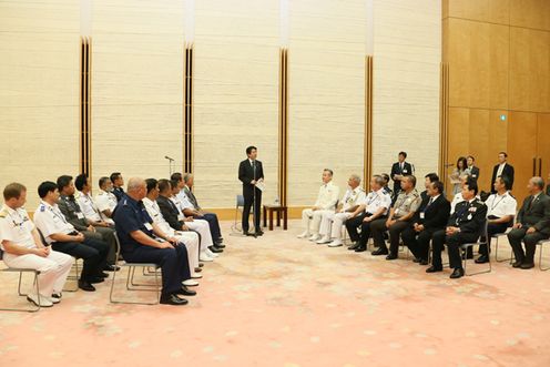 安倍总理在总理大臣官邸接受了亚洲海上安保机构长官级会议成员的拜访。