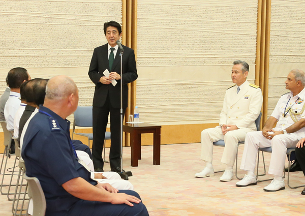 安倍总理在总理大臣官邸接受了亚洲海上安保机构长官级会议成员的拜访。