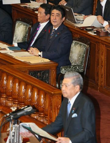 安倍总理上午出席了参议院全体会议，下午出席了众议院全体会议。