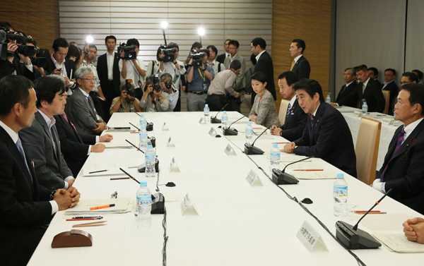 安倍总理在总理大臣官邸召开了2014年第16次经济财政咨询会议。