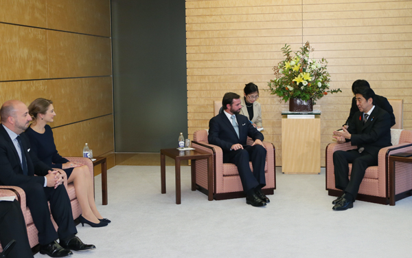 安倍总理在总理大臣官邸接受了卢森堡大公国大公储纪尧姆殿下、大公储妃殿下以及副首相兼经济大臣施耐德的拜会。