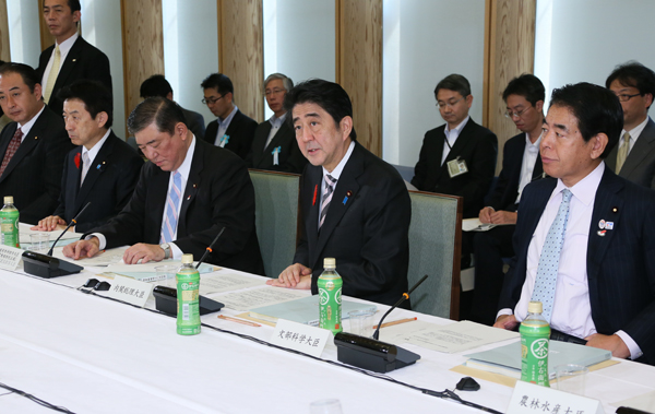 安倍总理在总理大臣官邸召开了第9次国家战略特别区域咨询会议。