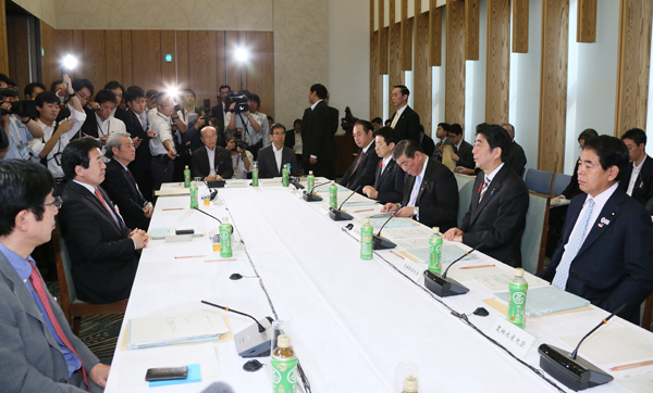 安倍总理在总理大臣官邸召开了第9次国家战略特别区域咨询会议。