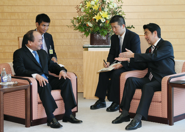 安倍总理在总理大臣官邸接受了越南社会主义共和国副总理阮春福的拜会。