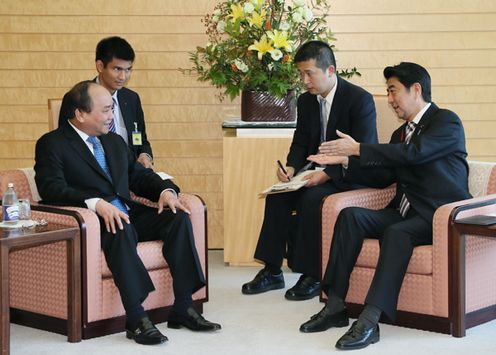 安倍总理在总理大臣官邸接受了越南社会主义共和国副总理阮春福的拜会。