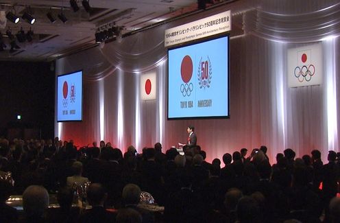 安倍总理出席了在东京都内举行的“1964东京奥运会、残奥会50周年纪念庆贺会”。