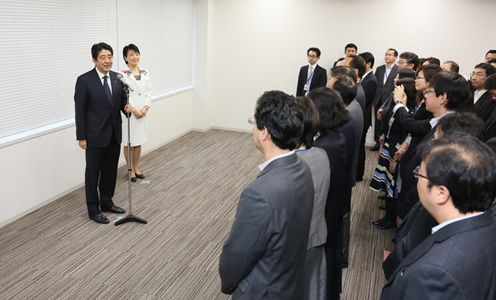 安倍总理举行了“让所有女性绽放光彩的社会建设推进室”的挂牌仪式并对职员作了训示。