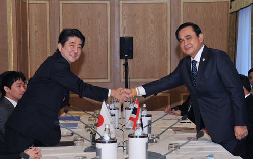 为出席第10届亚欧会议(ASEM)首脑会议等,安倍总理访问了意大利共和国。