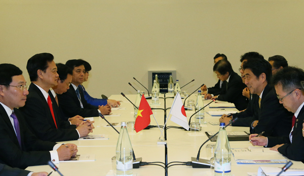 为出席第10届亚欧会议(ASEM)首脑会议等,安倍总理访问了意大利共和国。