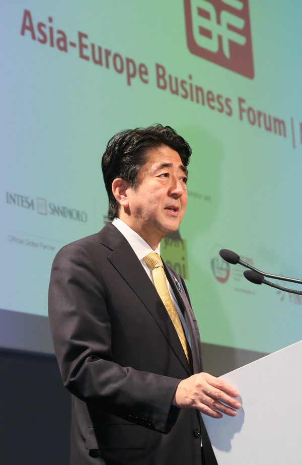 为出席第10届亚欧会议（ASEM）首脑会议等，安倍总理访问了意大利共和国。